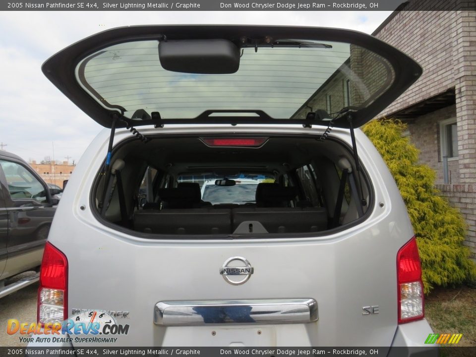 2005 Nissan Pathfinder SE 4x4 Silver Lightning Metallic / Graphite Photo #11