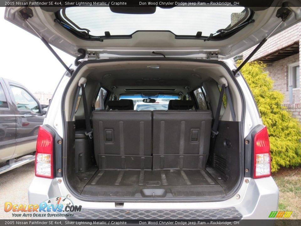 2005 Nissan Pathfinder SE 4x4 Silver Lightning Metallic / Graphite Photo #12