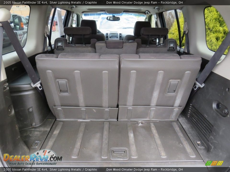 2005 Nissan Pathfinder SE 4x4 Silver Lightning Metallic / Graphite Photo #13