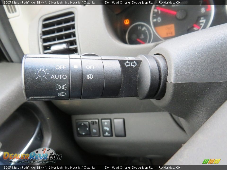 2005 Nissan Pathfinder SE 4x4 Silver Lightning Metallic / Graphite Photo #19