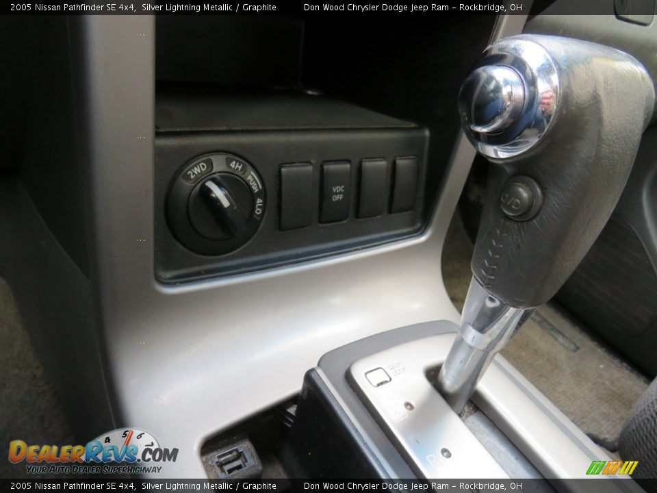 2005 Nissan Pathfinder SE 4x4 Silver Lightning Metallic / Graphite Photo #23