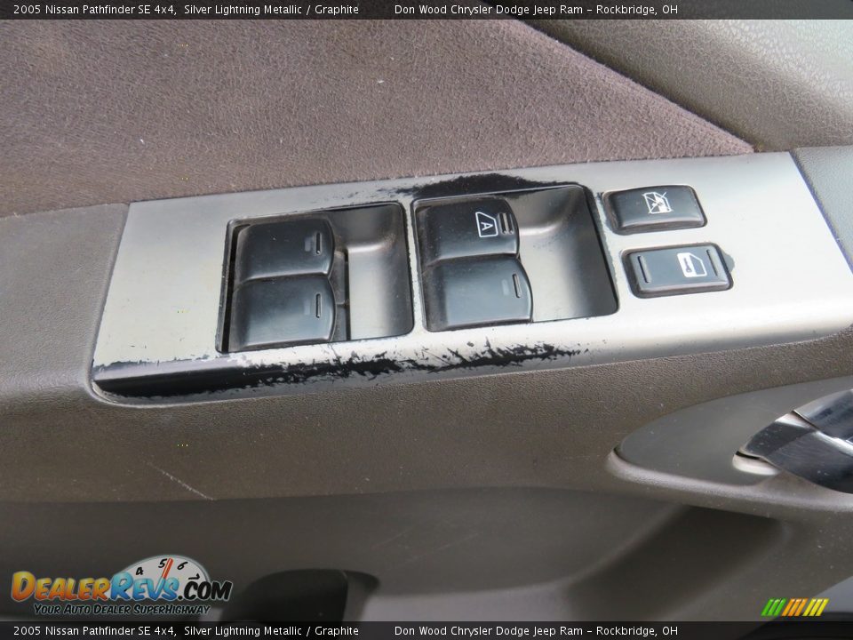2005 Nissan Pathfinder SE 4x4 Silver Lightning Metallic / Graphite Photo #25