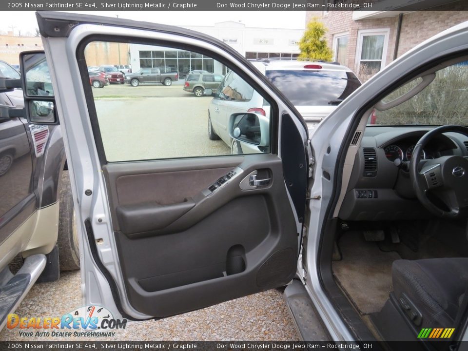 2005 Nissan Pathfinder SE 4x4 Silver Lightning Metallic / Graphite Photo #26