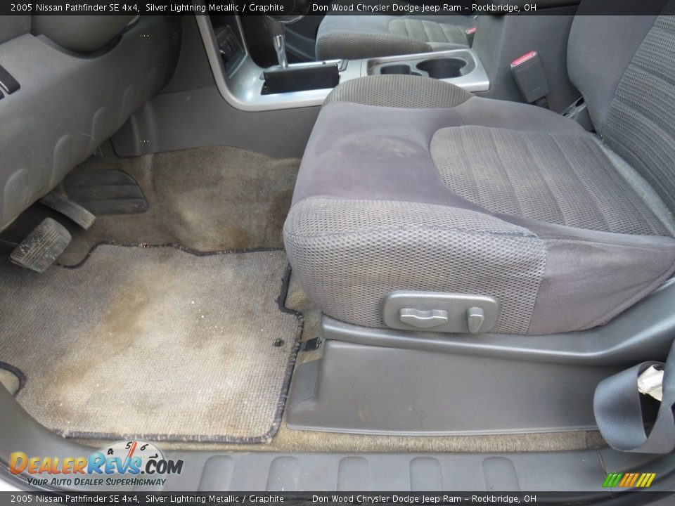 2005 Nissan Pathfinder SE 4x4 Silver Lightning Metallic / Graphite Photo #27