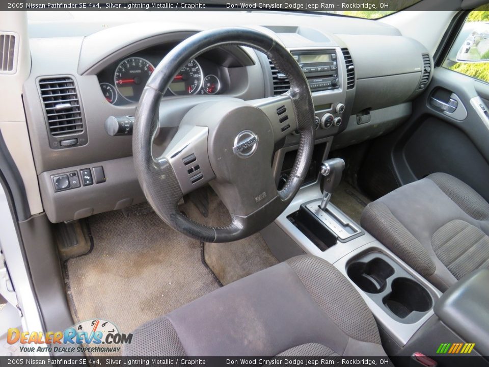 2005 Nissan Pathfinder SE 4x4 Silver Lightning Metallic / Graphite Photo #28