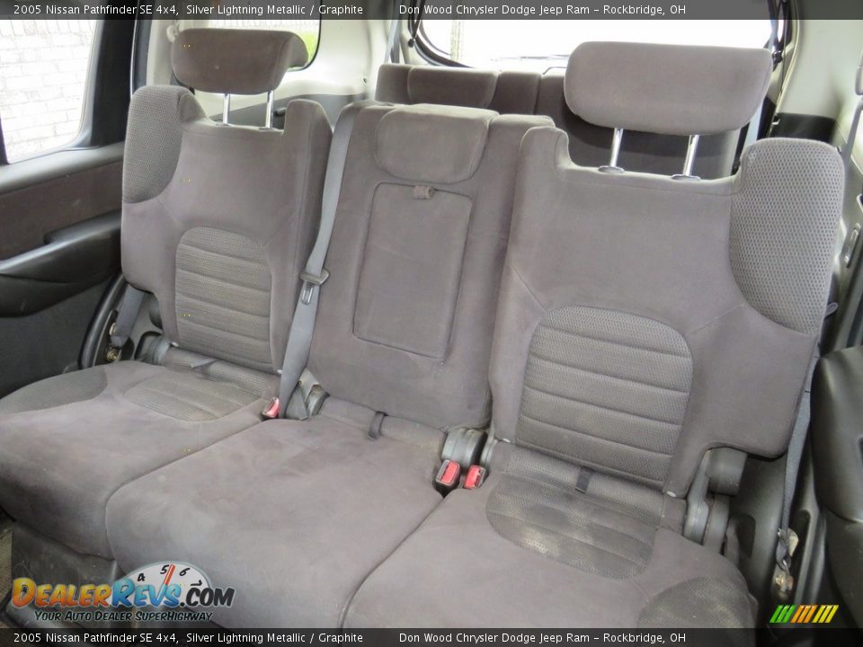 2005 Nissan Pathfinder SE 4x4 Silver Lightning Metallic / Graphite Photo #29