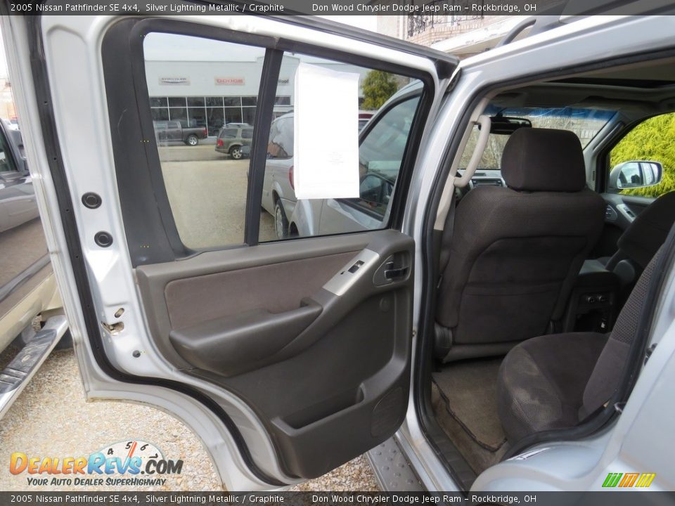 2005 Nissan Pathfinder SE 4x4 Silver Lightning Metallic / Graphite Photo #30