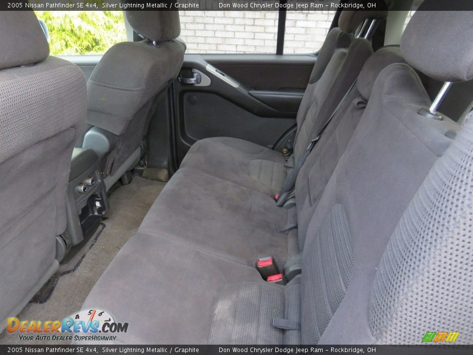 2005 Nissan Pathfinder SE 4x4 Silver Lightning Metallic / Graphite Photo #31