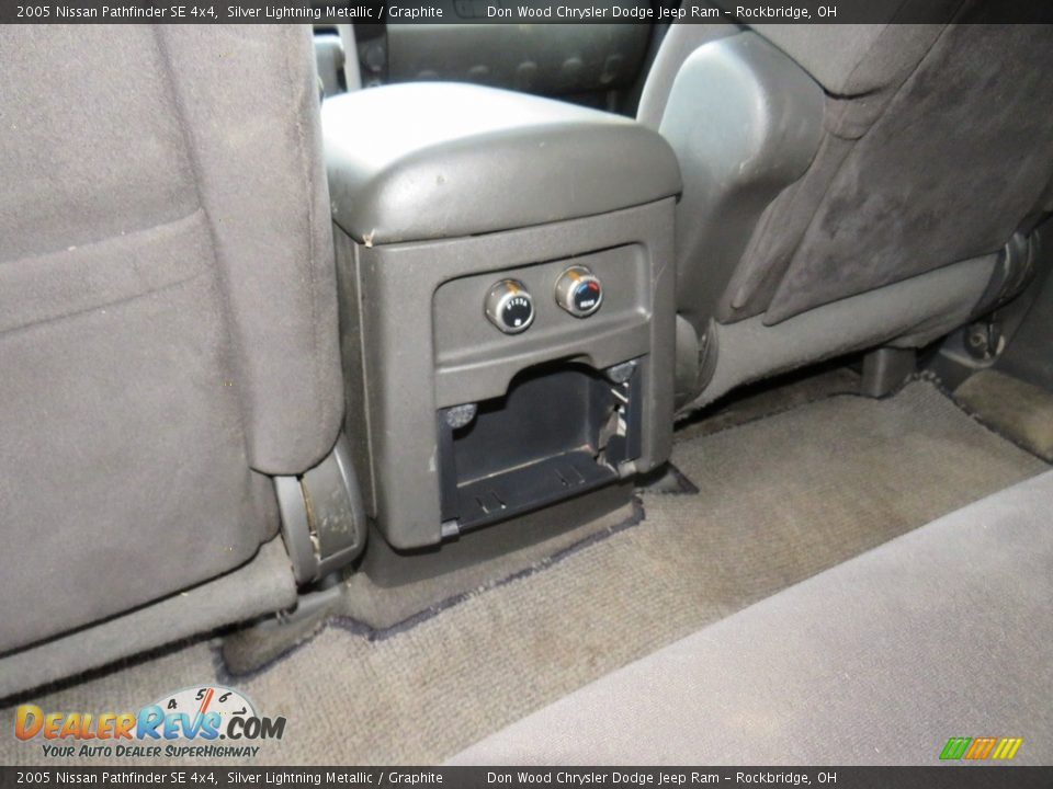 2005 Nissan Pathfinder SE 4x4 Silver Lightning Metallic / Graphite Photo #32