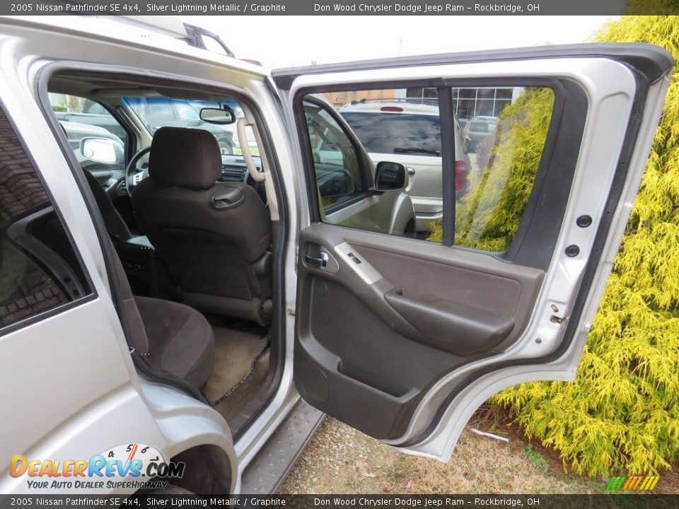 2005 Nissan Pathfinder SE 4x4 Silver Lightning Metallic / Graphite Photo #34