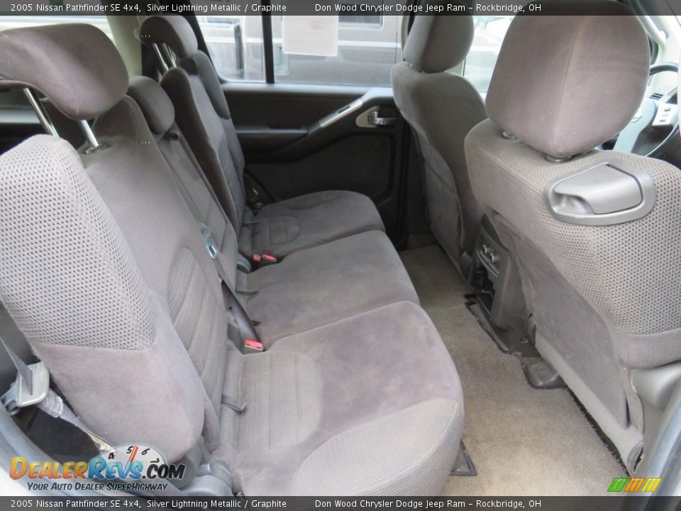 2005 Nissan Pathfinder SE 4x4 Silver Lightning Metallic / Graphite Photo #35