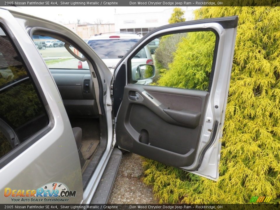 2005 Nissan Pathfinder SE 4x4 Silver Lightning Metallic / Graphite Photo #36