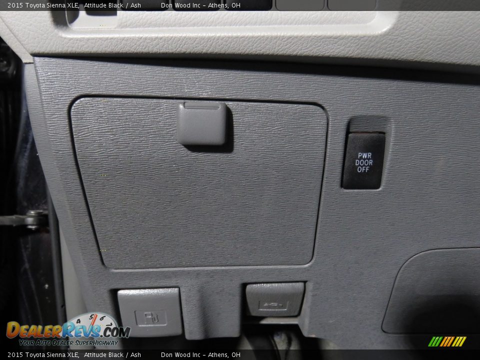 2015 Toyota Sienna XLE Attitude Black / Ash Photo #26