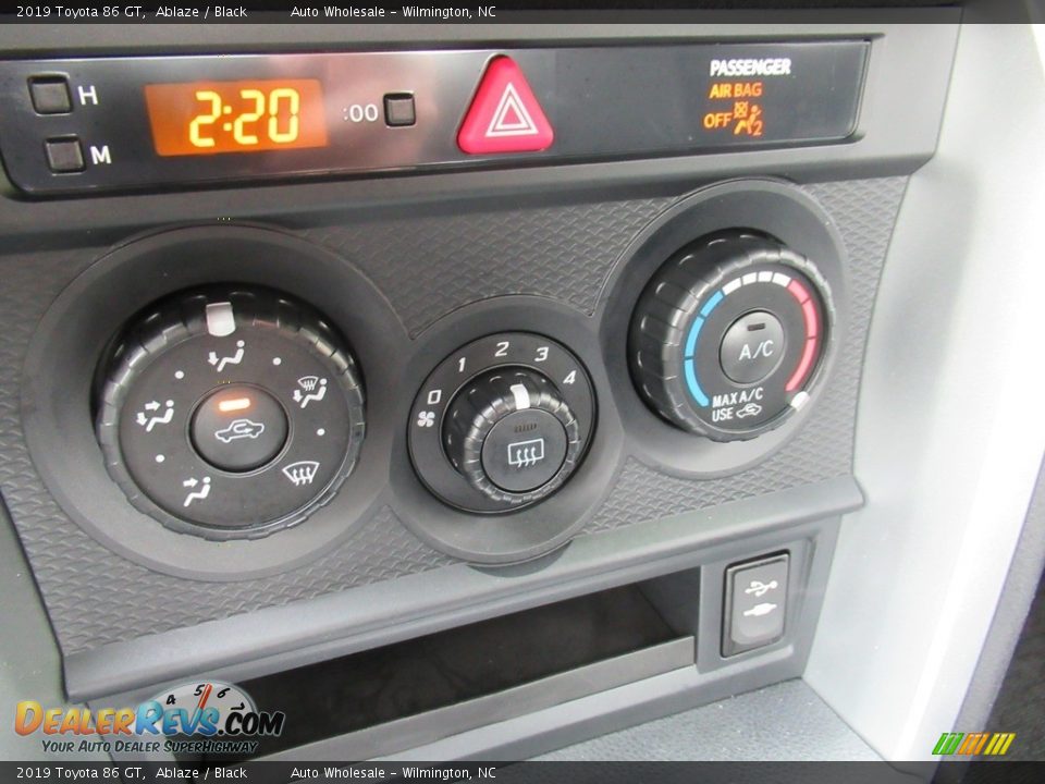 Controls of 2019 Toyota 86 GT Photo #18