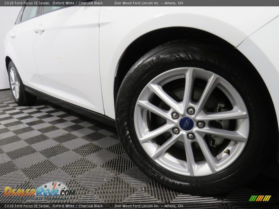 2018 Ford Focus SE Sedan Oxford White / Charcoal Black Photo #2