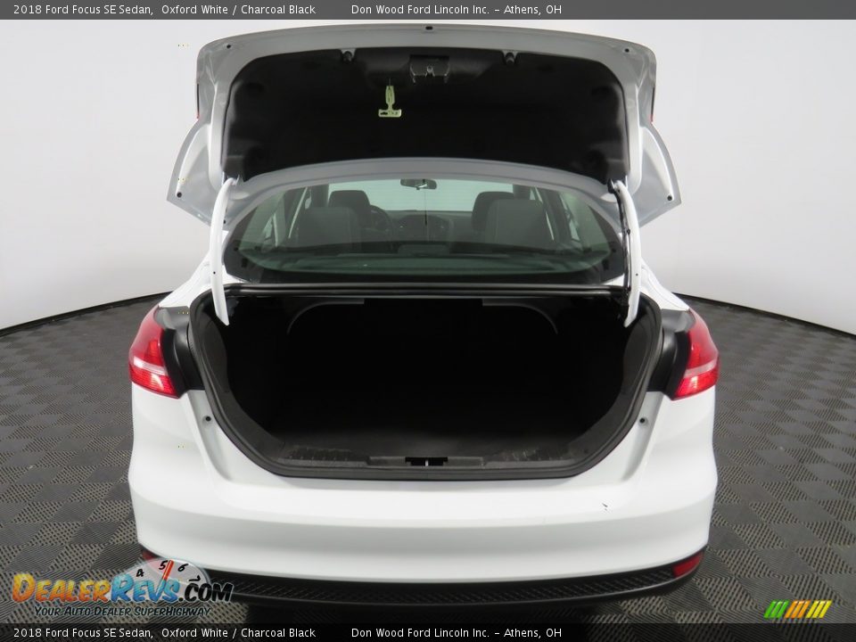 2018 Ford Focus SE Sedan Oxford White / Charcoal Black Photo #12