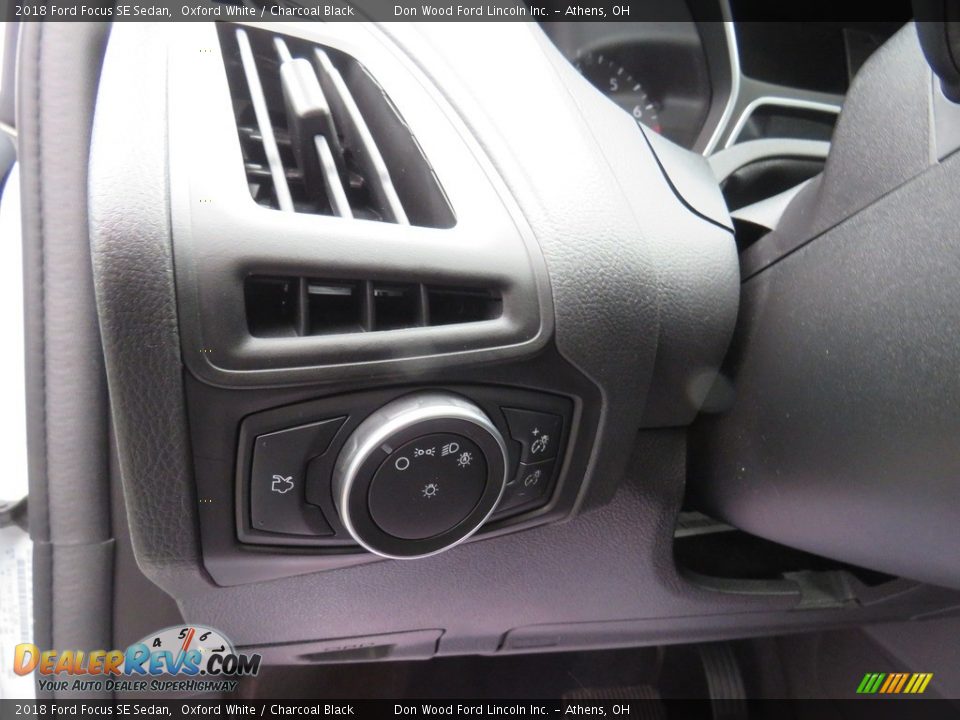 2018 Ford Focus SE Sedan Oxford White / Charcoal Black Photo #16