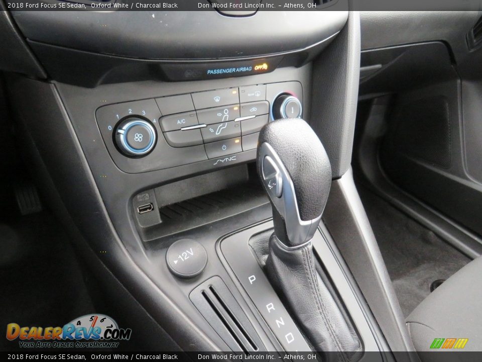 2018 Ford Focus SE Sedan Oxford White / Charcoal Black Photo #24