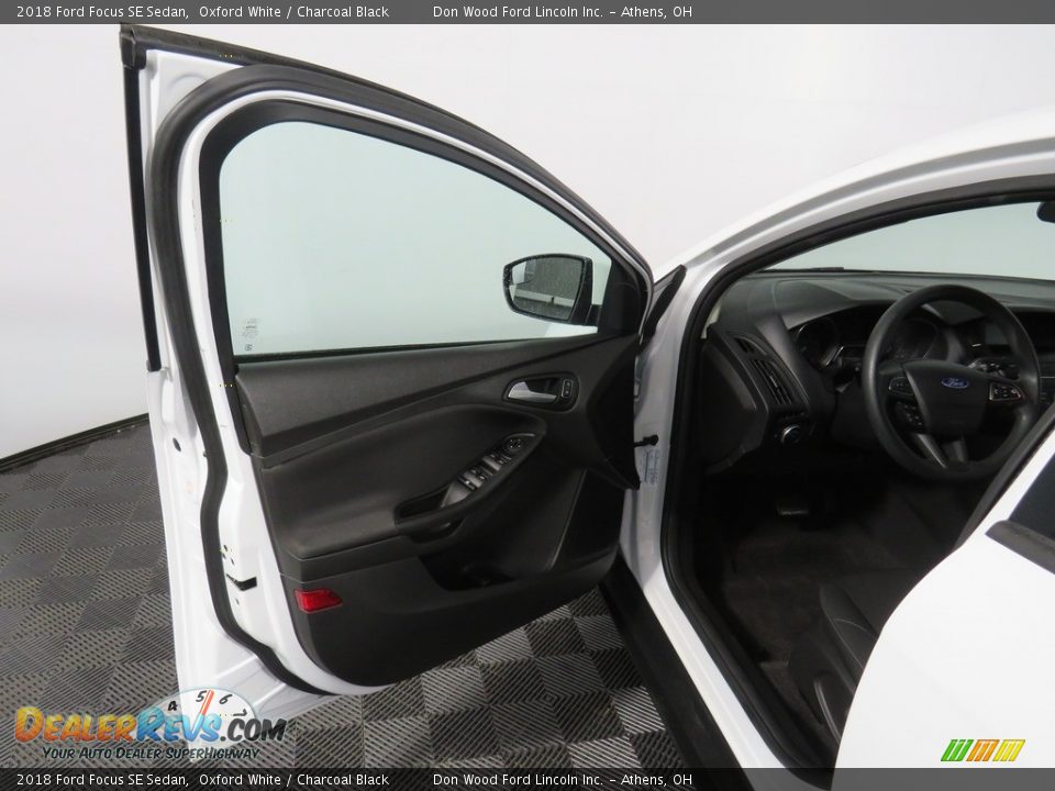 2018 Ford Focus SE Sedan Oxford White / Charcoal Black Photo #25