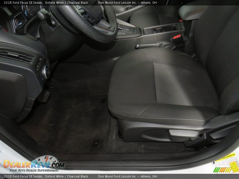 2018 Ford Focus SE Sedan Oxford White / Charcoal Black Photo #26
