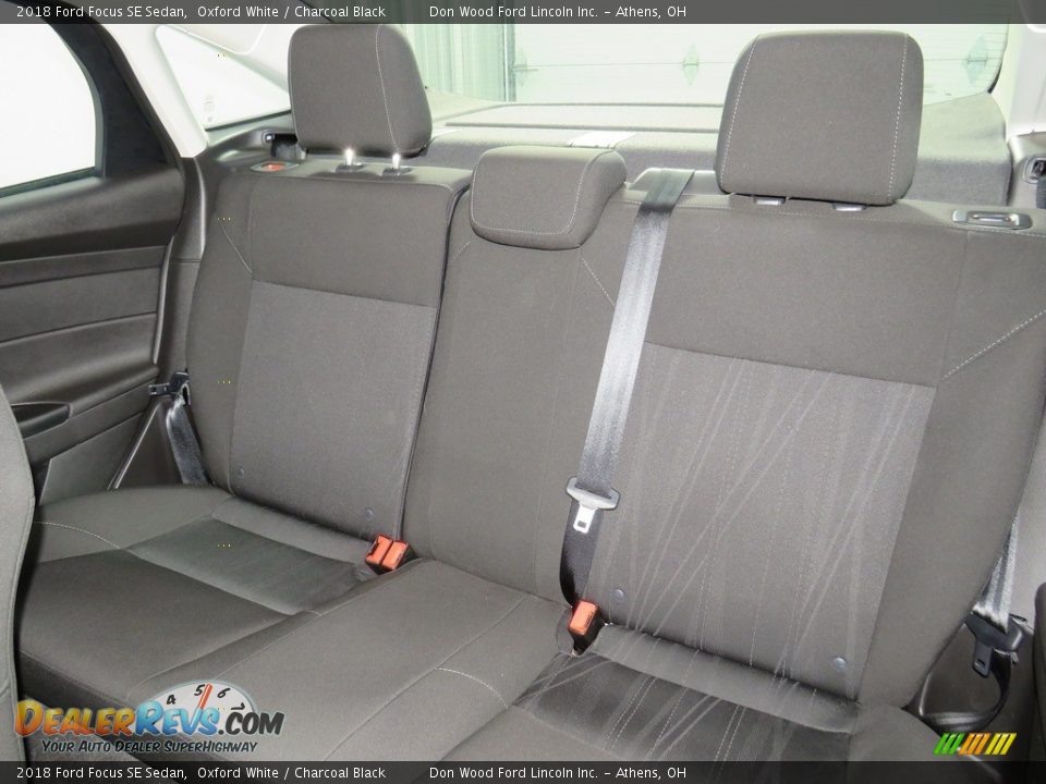 2018 Ford Focus SE Sedan Oxford White / Charcoal Black Photo #28