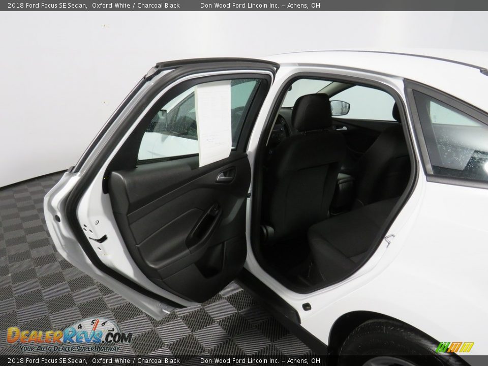 2018 Ford Focus SE Sedan Oxford White / Charcoal Black Photo #29