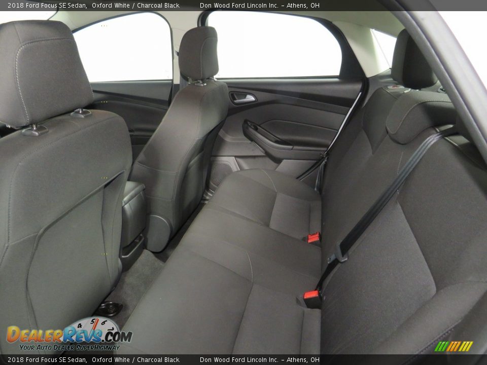 2018 Ford Focus SE Sedan Oxford White / Charcoal Black Photo #30