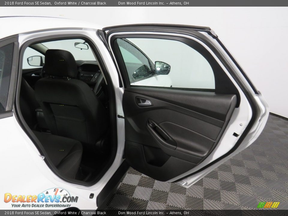 2018 Ford Focus SE Sedan Oxford White / Charcoal Black Photo #32