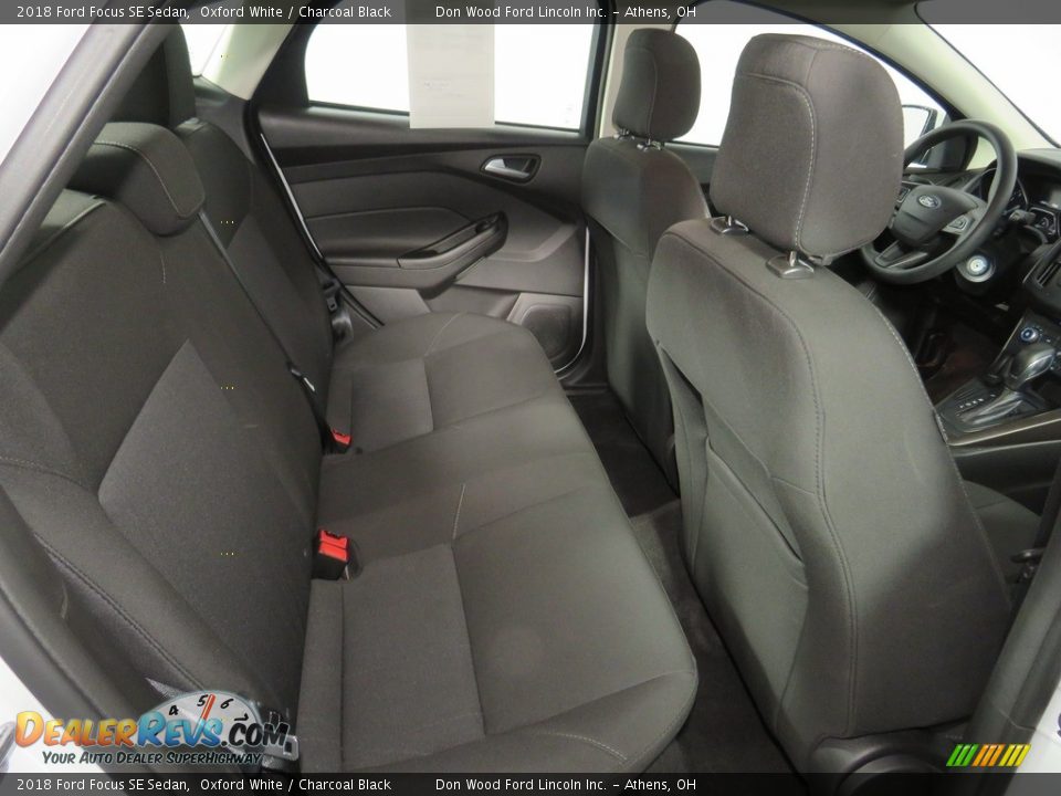 2018 Ford Focus SE Sedan Oxford White / Charcoal Black Photo #33