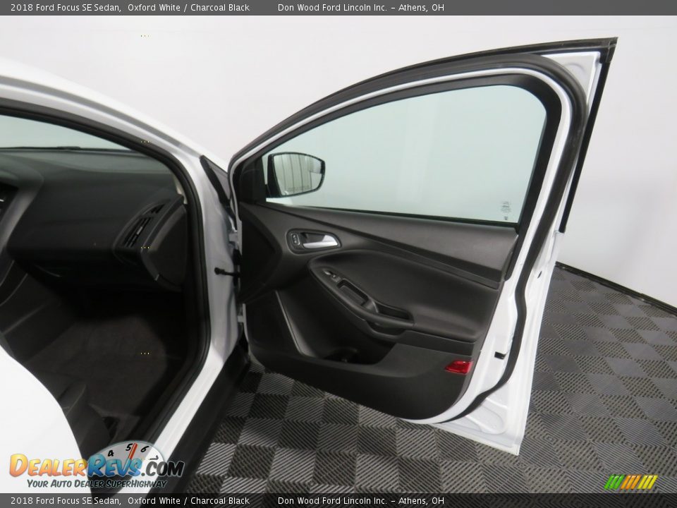 2018 Ford Focus SE Sedan Oxford White / Charcoal Black Photo #34