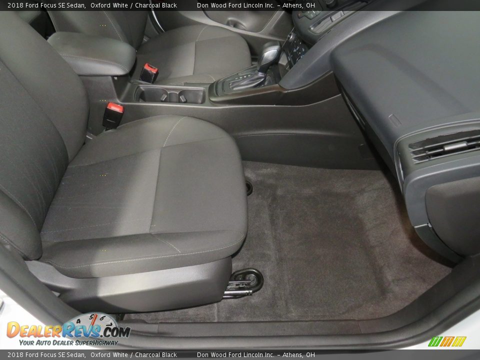 2018 Ford Focus SE Sedan Oxford White / Charcoal Black Photo #35