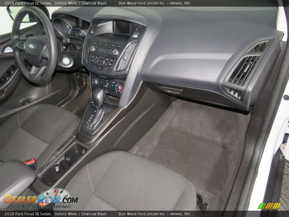 2018 Ford Focus SE Sedan Oxford White / Charcoal Black Photo #36