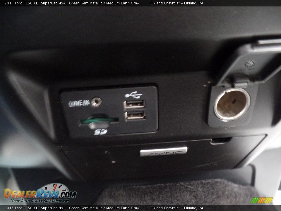 2015 Ford F150 XLT SuperCab 4x4 Green Gem Metallic / Medium Earth Gray Photo #32