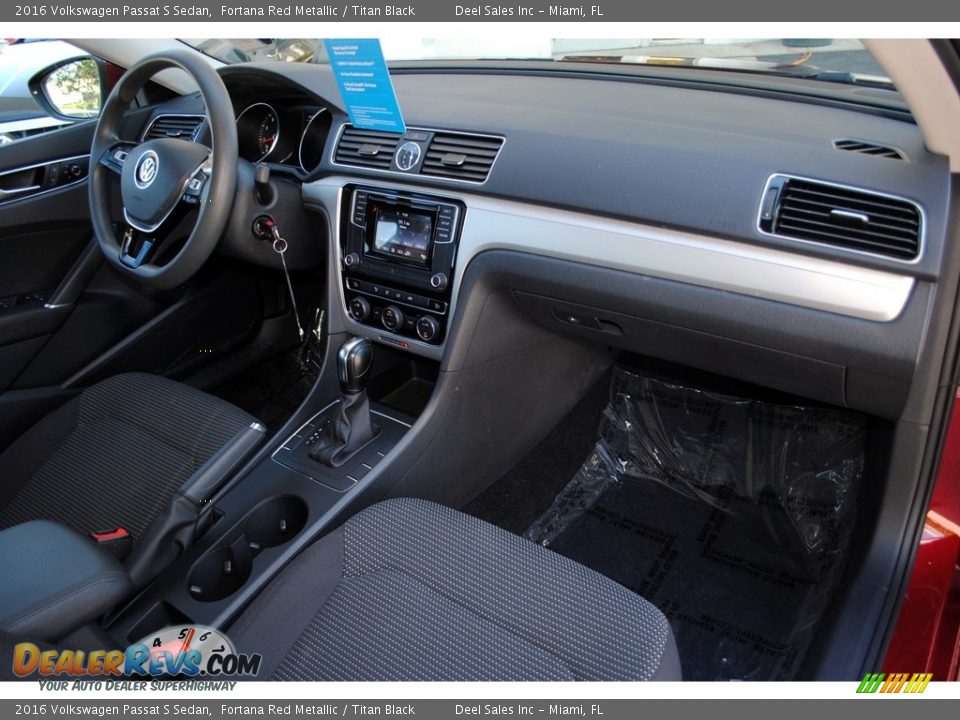 2016 Volkswagen Passat S Sedan Fortana Red Metallic / Titan Black Photo #17