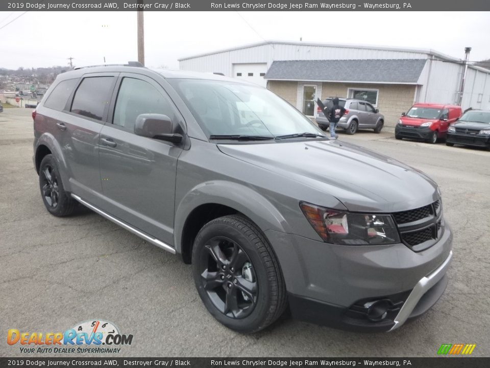 Front 3/4 View of 2019 Dodge Journey Crossroad AWD Photo #7