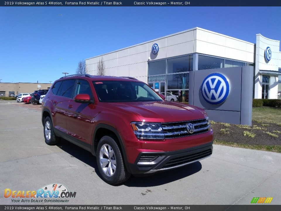 Front 3/4 View of 2019 Volkswagen Atlas S 4Motion Photo #1