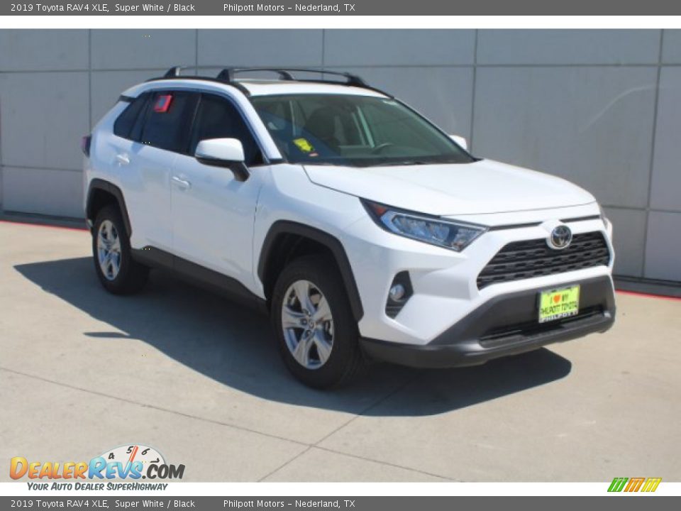 Front 3/4 View of 2019 Toyota RAV4 XLE Photo #2