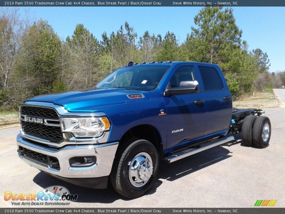 Front 3/4 View of 2019 Ram 3500 Tradesman Crew Cab 4x4 Chassis Photo #2