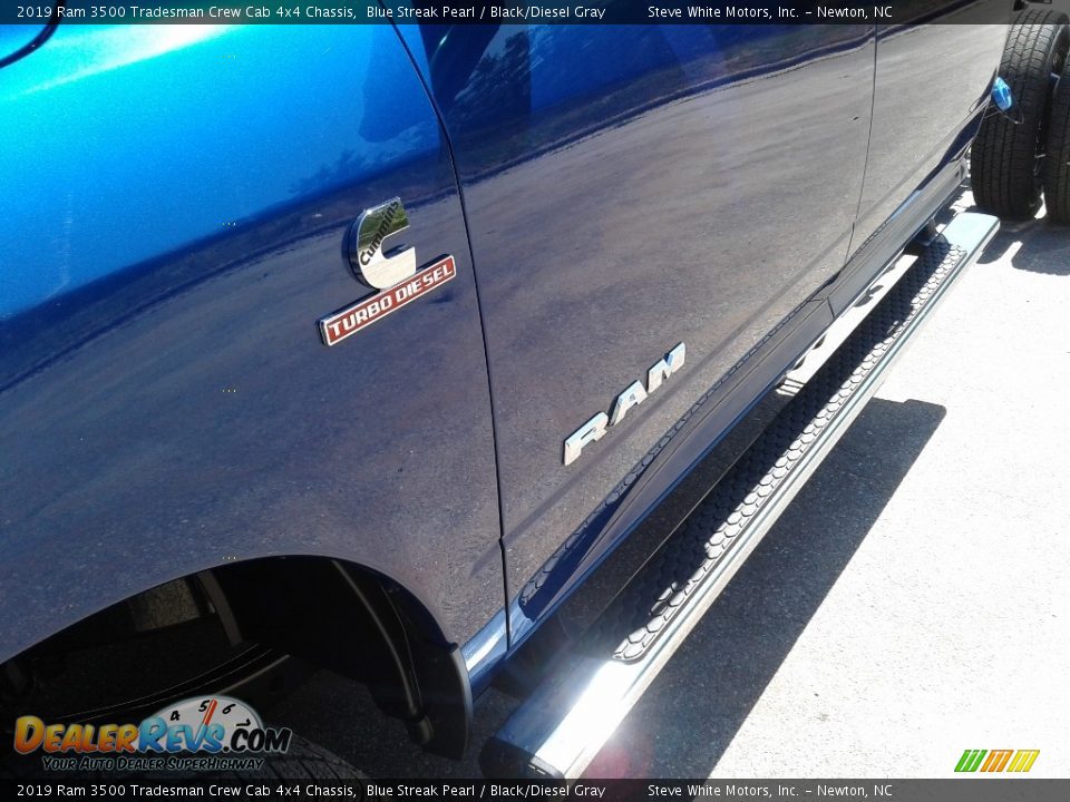 2019 Ram 3500 Tradesman Crew Cab 4x4 Chassis Blue Streak Pearl / Black/Diesel Gray Photo #24