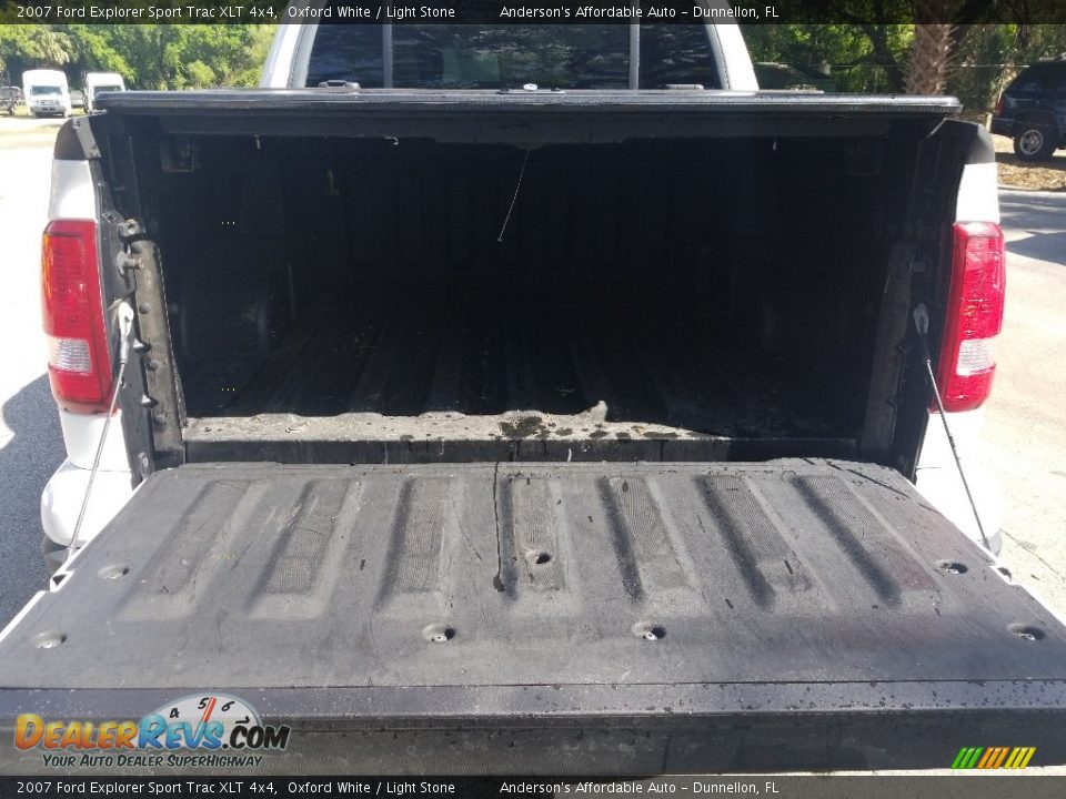 2007 Ford Explorer Sport Trac XLT 4x4 Oxford White / Light Stone Photo #26