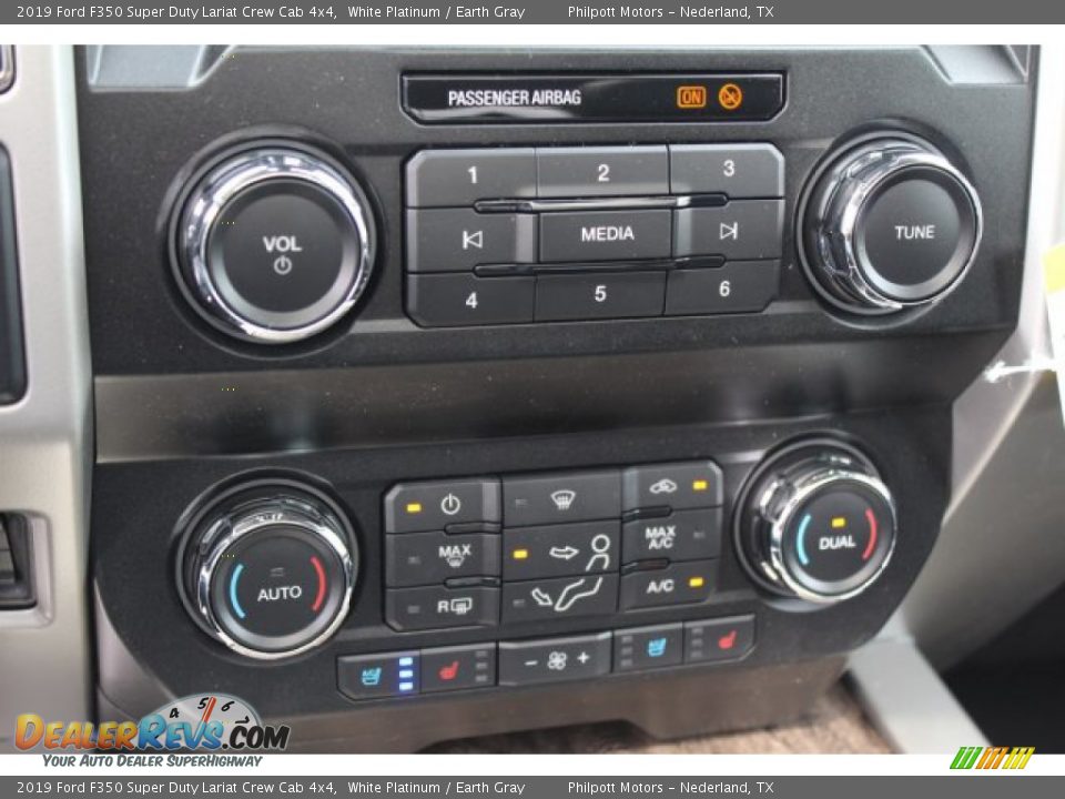 2019 Ford F350 Super Duty Lariat Crew Cab 4x4 White Platinum / Earth Gray Photo #20