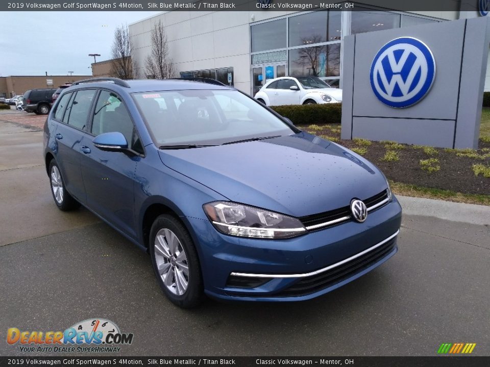 Front 3/4 View of 2019 Volkswagen Golf SportWagen S 4Motion Photo #1