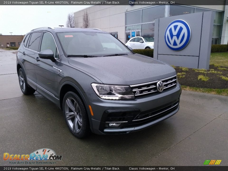 Front 3/4 View of 2019 Volkswagen Tiguan SEL R-Line 4MOTION Photo #1