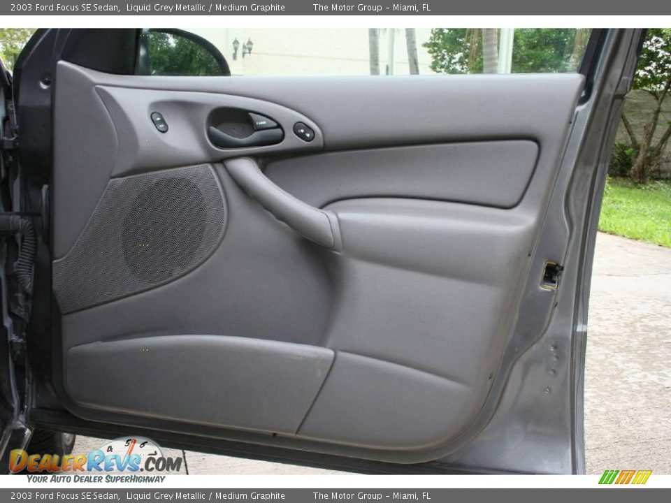 2003 Ford Focus SE Sedan Liquid Grey Metallic / Medium Graphite Photo #32