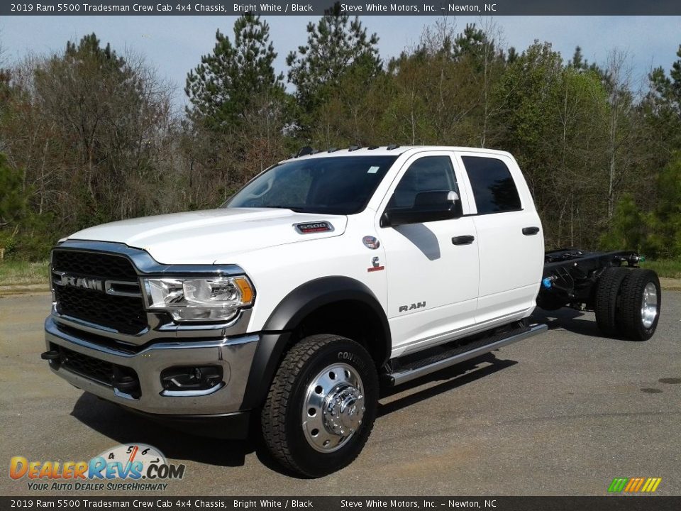 Front 3/4 View of 2019 Ram 5500 Tradesman Crew Cab 4x4 Chassis Photo #2