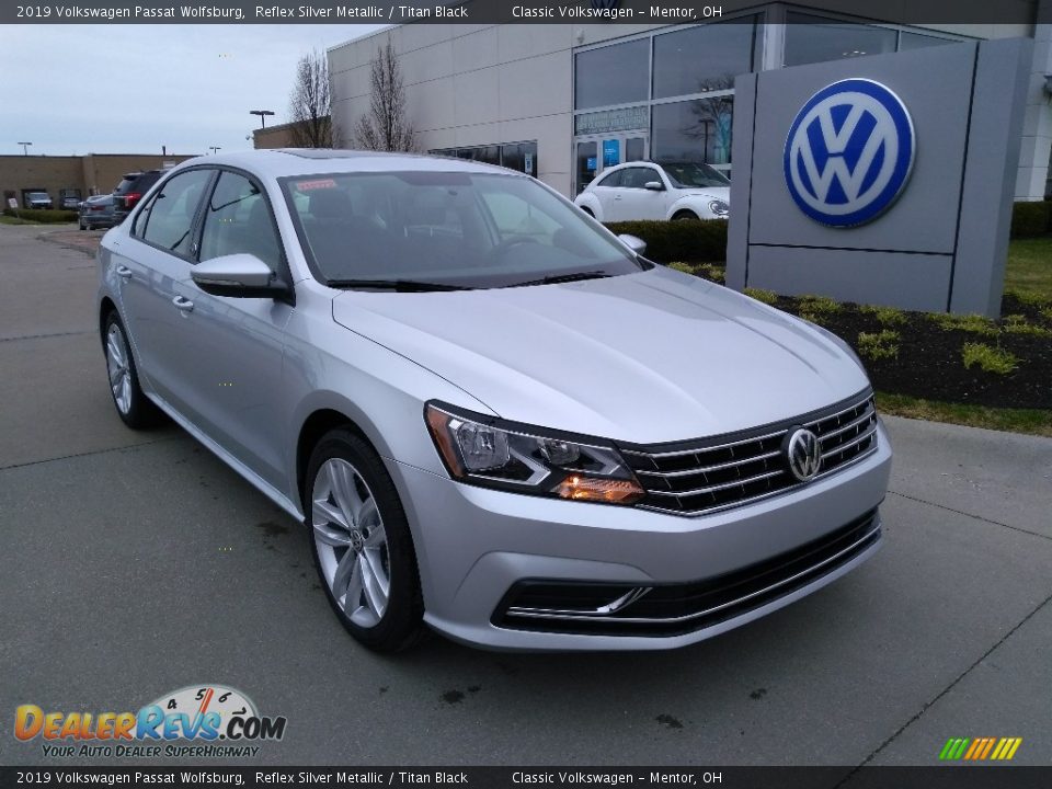 Front 3/4 View of 2019 Volkswagen Passat Wolfsburg Photo #1