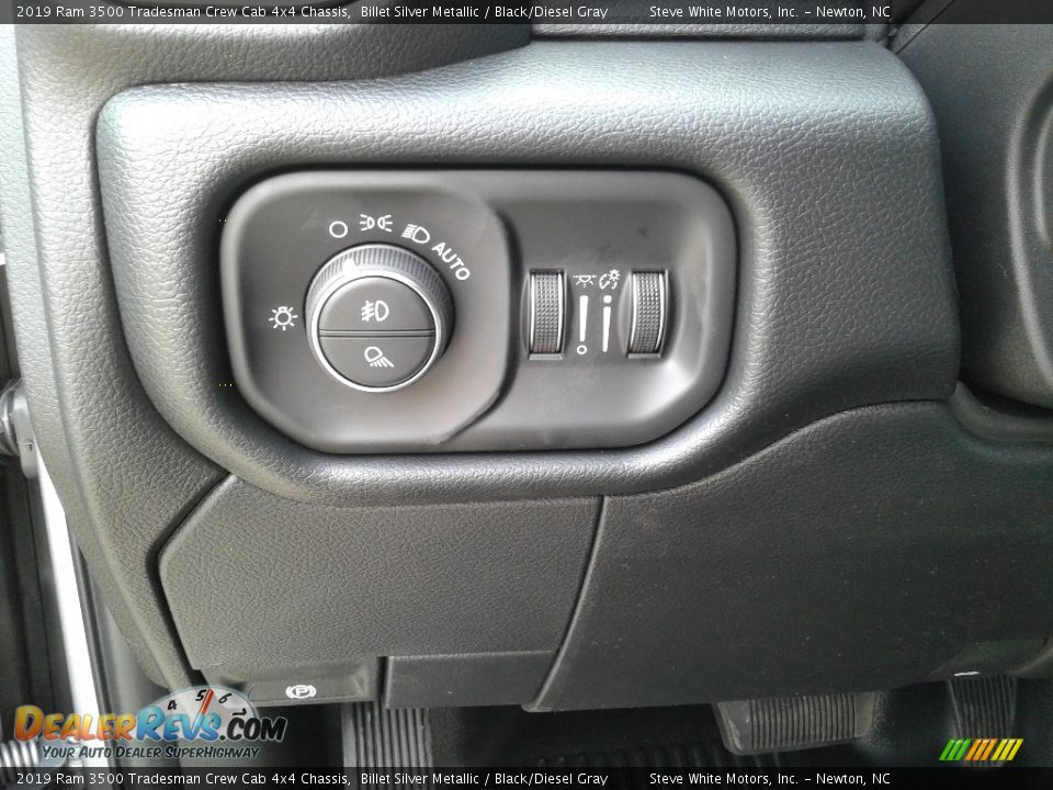 2019 Ram 3500 Tradesman Crew Cab 4x4 Chassis Billet Silver Metallic / Black/Diesel Gray Photo #15