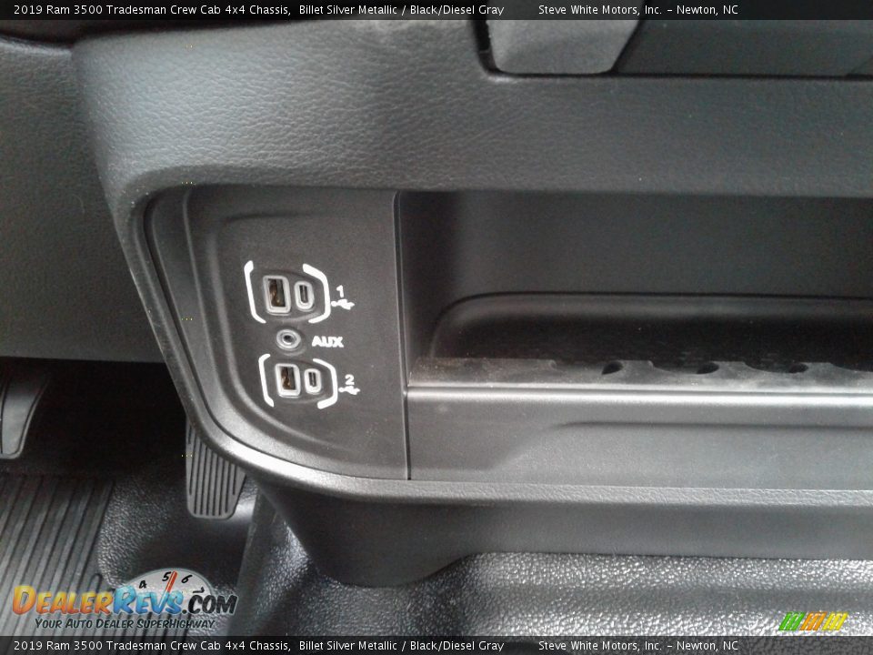 2019 Ram 3500 Tradesman Crew Cab 4x4 Chassis Billet Silver Metallic / Black/Diesel Gray Photo #22