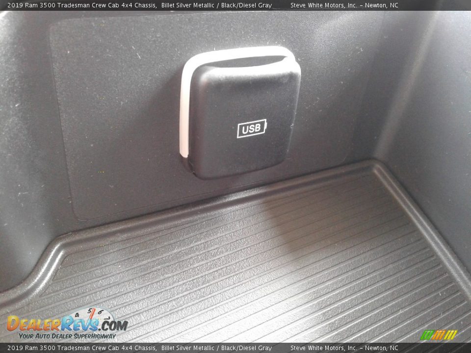 2019 Ram 3500 Tradesman Crew Cab 4x4 Chassis Billet Silver Metallic / Black/Diesel Gray Photo #24