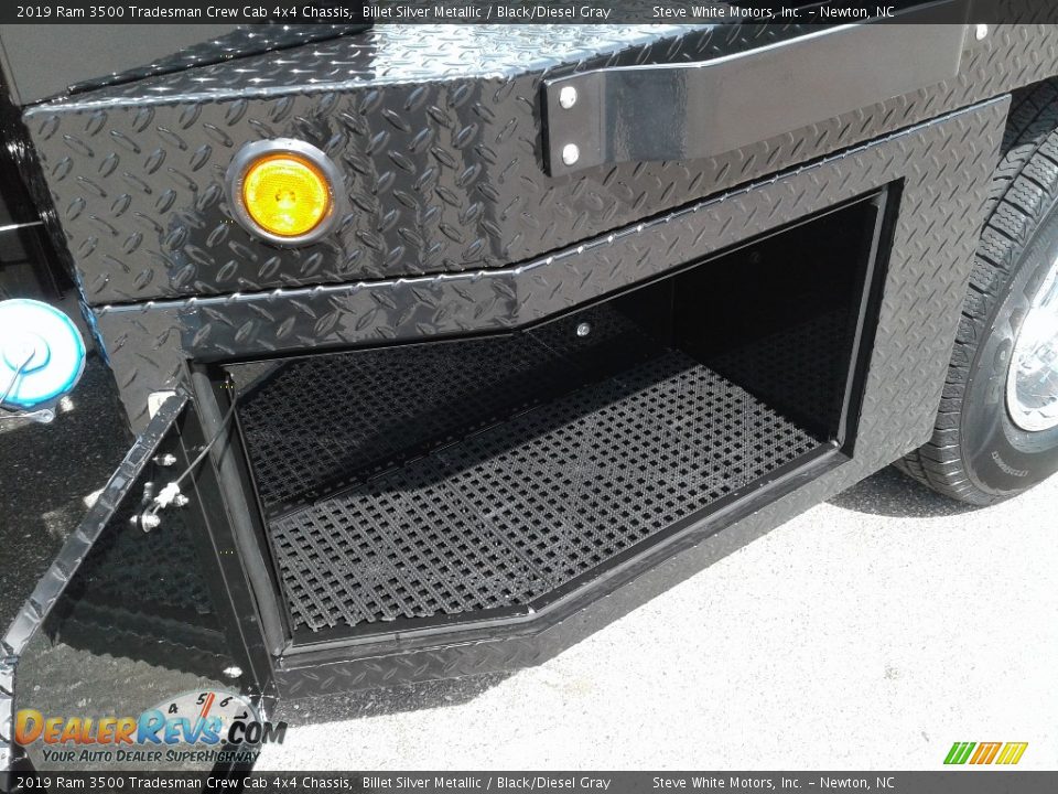 2019 Ram 3500 Tradesman Crew Cab 4x4 Chassis Billet Silver Metallic / Black/Diesel Gray Photo #28